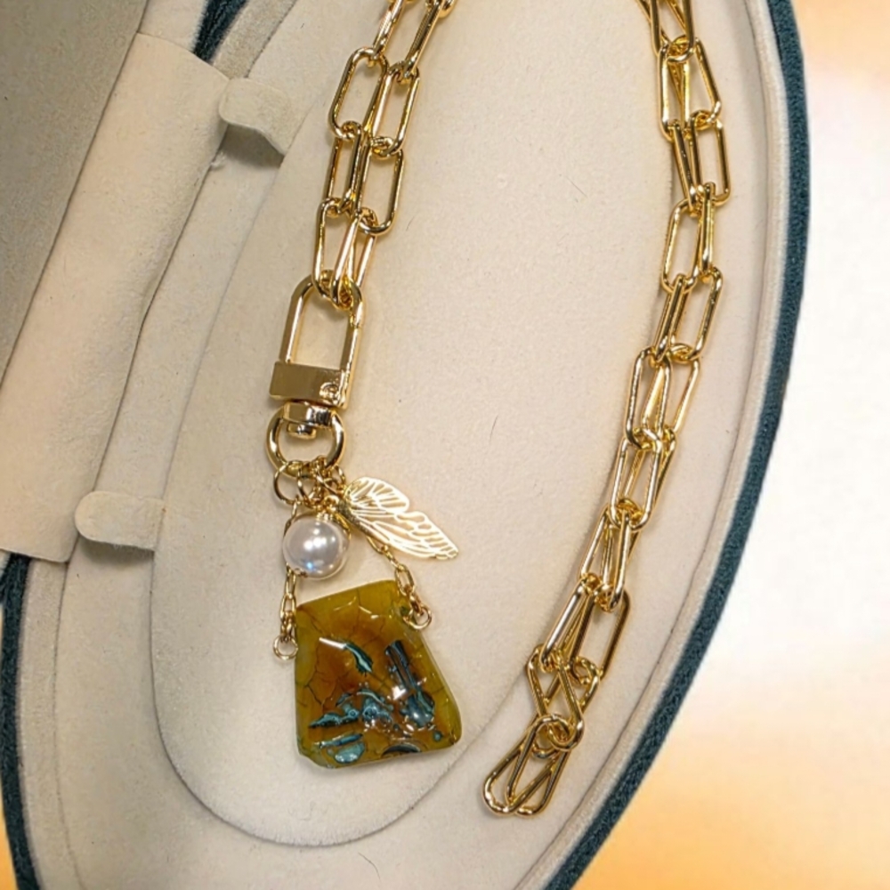 Dragon's Vein Agate Pendant Necklace with Pearl And Wing Charms / - Picture 1 of 7